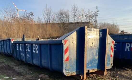C10 - Abrollcontainer mit Türen
ca. 4,50 m lang, 2,30 m breit, 1,20 m hoch
