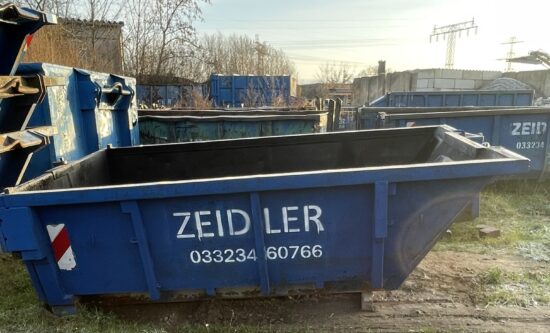 C4 - Abrollcontainer mit Türen
ca. 3 m lang, 2 m breit, 1 m hoch
