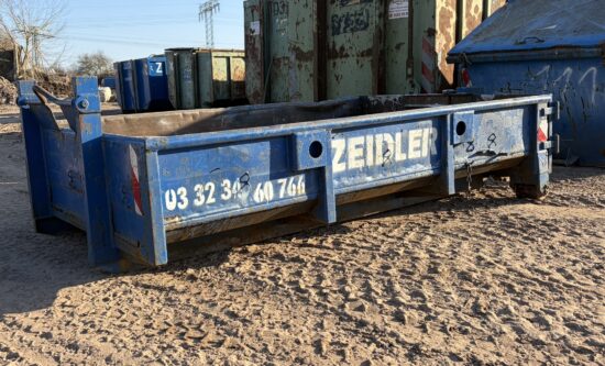 C3 - Abrollcontainer mit Türen
ca. 3 m lang, 2 m breit, 0,5 m hoch
