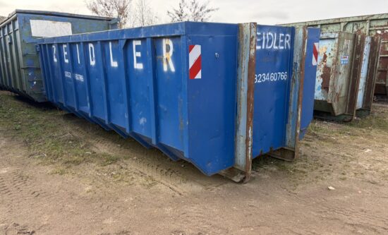 C17 - Abrollcontainer mit Türen
ca. 4,50 m lang, 2,30 m breit, 1,70 m hoch
